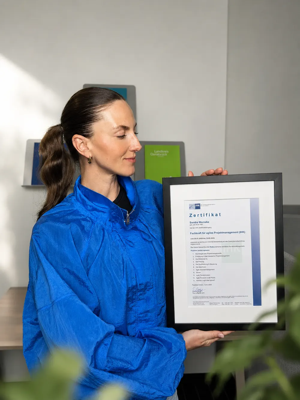 Kollegin mit IHK-Zertifikat für agiles Projektmanagement