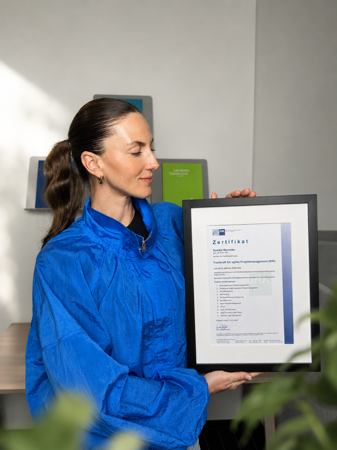 Kollegin mit IHK-Zertifikat für agiles Projektmanagement